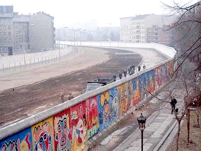 Photo taken by Thierry Noir, 1986 (CC BY-SA 3.0) Photo taken by Thierry Noir, 1986 (CC BY-SA 3.0)